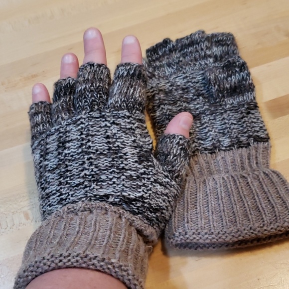 Handmade knitted cut off gloves - Picture 4 of 4